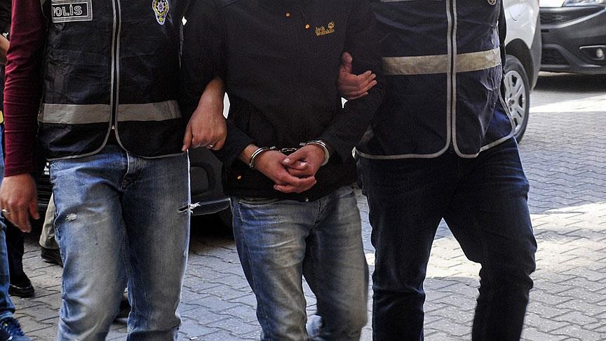 Türk bayrağını aşağılayarak indiren zanlı tutuklandı