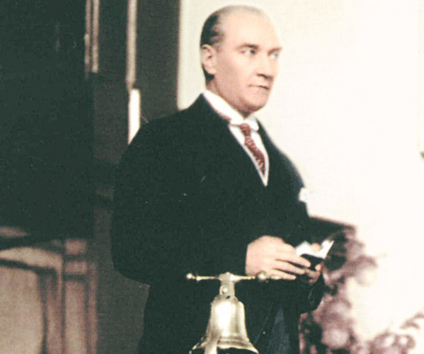 Mustafa Kemal Samsun'a Cafer'in  sıkılmış iki yumruğu ile ayak bastı
