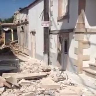 Midilli'de depremden yıkılan binalar var