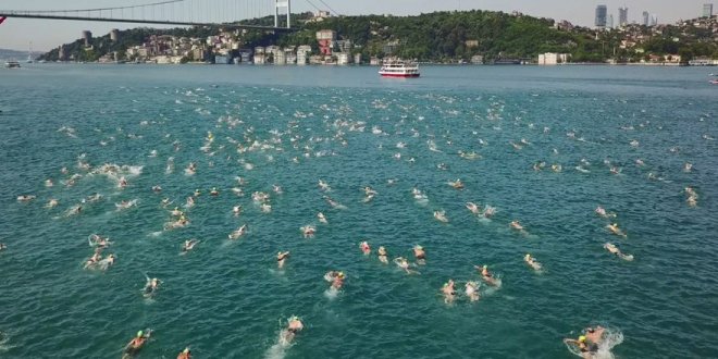 49 ülkenin sporcusu aynı anda yüzerek kıta değiştirdi