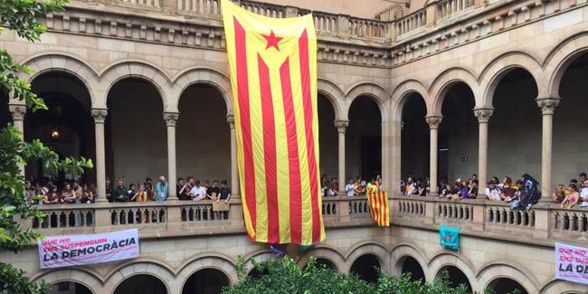 Öğrenciler Barcelona Üniversitesi'ni işgal etti