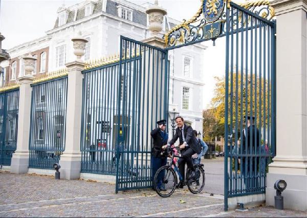 Hollanda Başbakanı saraya bisikletle geldi