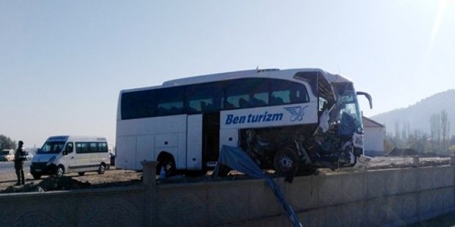 Yolcu otobüsü TIR'a çarptı: 1 ölü