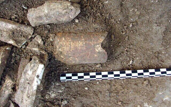 Fransız arkeologlar kazmayı vurduğunda çıkan ses ile irkildi. Çamurdan zor çıkarıldı - Resim : 2