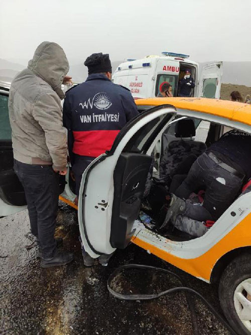 Van'da taksiyle ticari araç çarpıştı: 3 ölü - Resim : 4