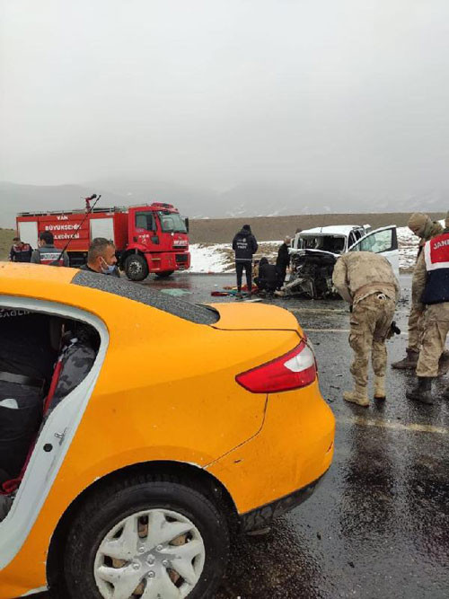 Van'da taksiyle ticari araç çarpıştı: 3 ölü - Resim : 5