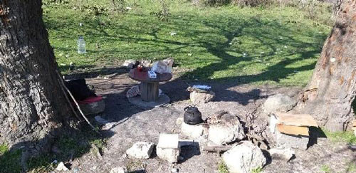 Hazine avcıları o bölgeye akın etti. İşte TEM kenarında hazine aranılan çukur - Resim : 2