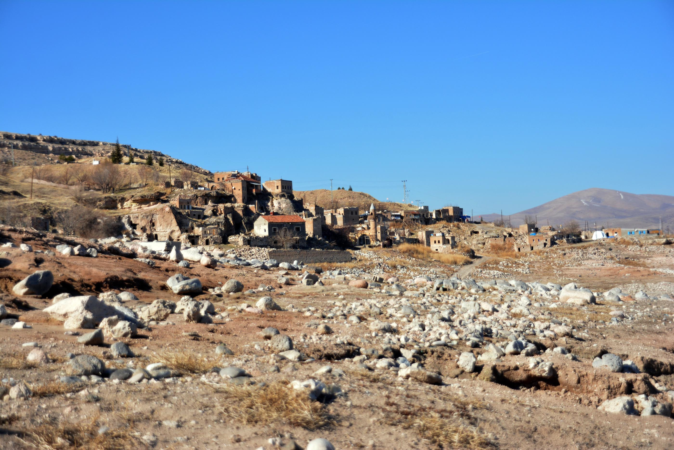 Sular çekilince ölüler ortaya çıktı. Mahalleli tedirgin oldu - Resim : 7