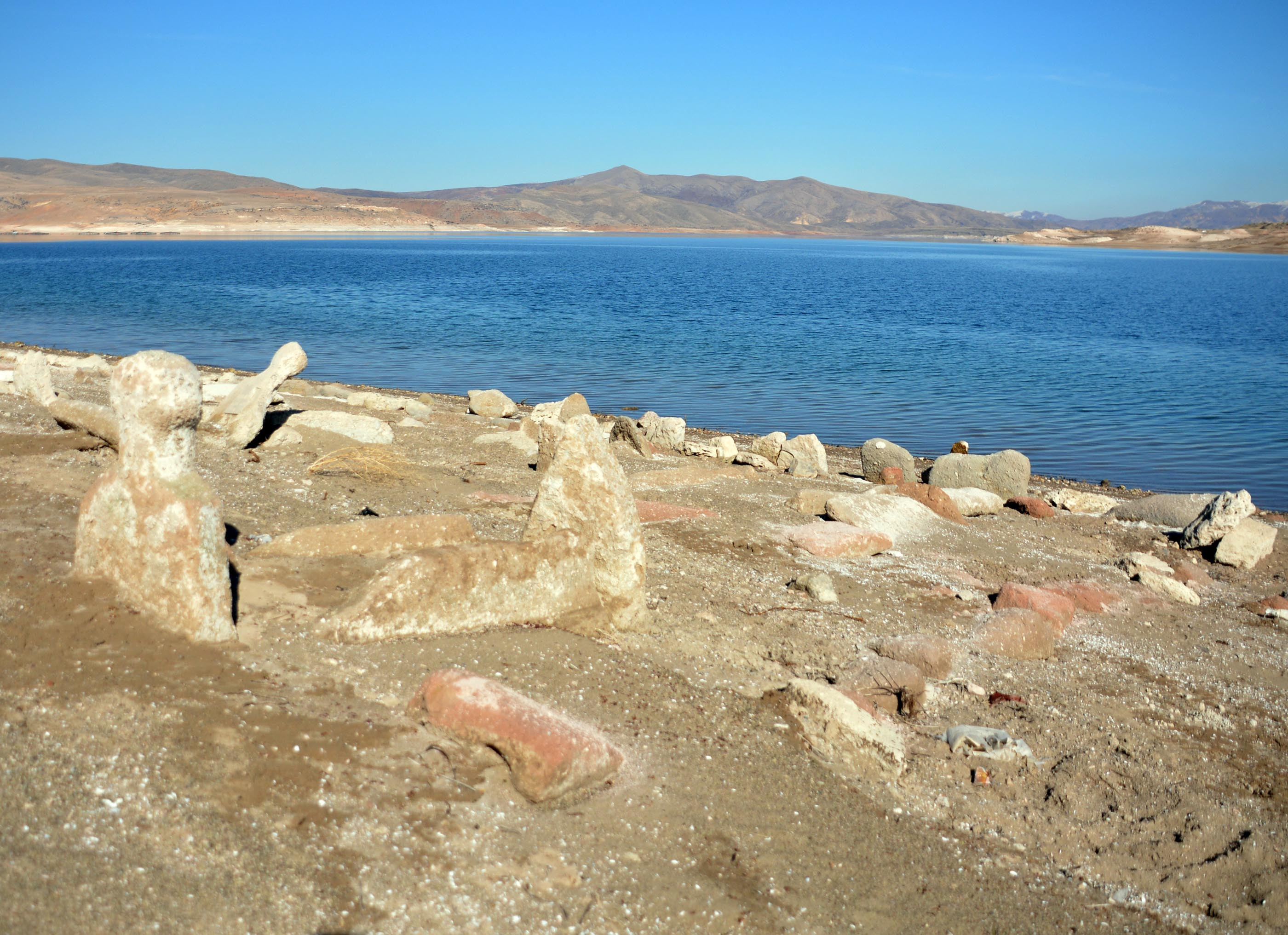 Sular çekilince ölüler ortaya çıktı. Mahalleli tedirgin oldu - Resim : 9
