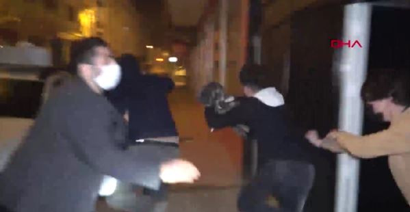 Baskında bu sefer işler tersine döndü. Gençler kapıyı açmayınca olanlar oldu - Resim : 1