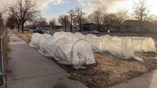 Evinin ön bahçesini evsizler için kamp alanına dönüştürdü - Resim : 1