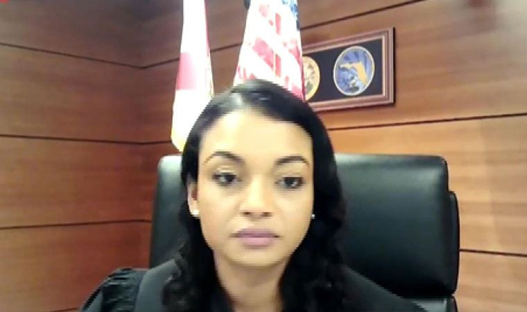 Hakimi kahkahalara boğan savunma - Resim : 1