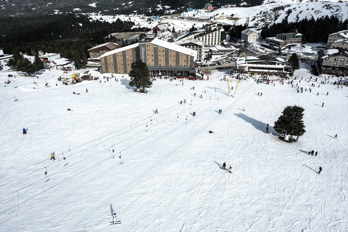 Uludağ’da sosyal mesafesiz kaykay. Jandarma uyarı anonsları yapıyor - Resim : 2