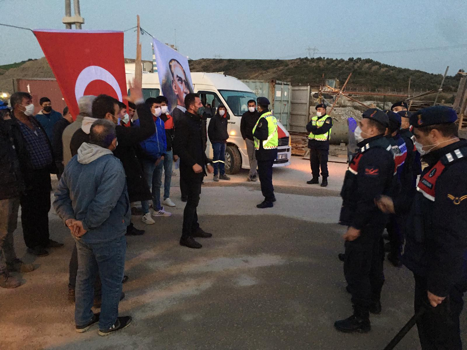 Yolu trafiğe kapatan vatandaşlara müdahale - Resim : 1