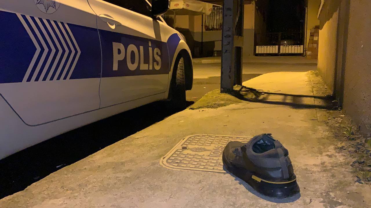 Uyuşturucu, halı ve ayakkabı. Kavga ihbarına giden polislere ellerine ne geçerse attılar - Resim : 2