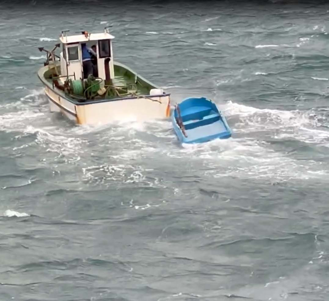 Balıkçılar nefeslerini tutup peşine takıldı. Yanına yaklaştıklarında oh çektiler - Resim : 1