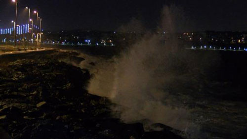 İstanbul gece kabusu yaşadı. Çatılar uçtu balkonlar çöktü - Resim : 2
