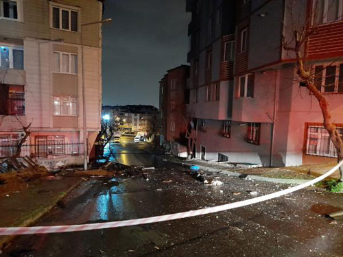 İstanbul gece kabusu yaşadı. Çatılar uçtu balkonlar çöktü - Resim : 10