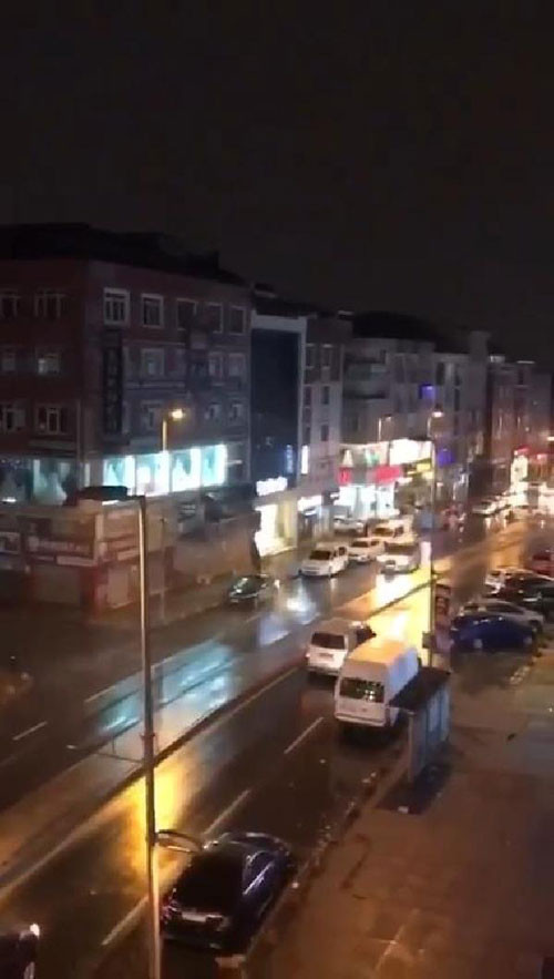 İstanbul gece kabusu yaşadı. Çatılar uçtu balkonlar çöktü - Resim : 16