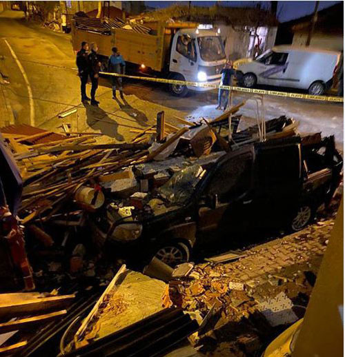 İstanbul gece kabusu yaşadı. Çatılar uçtu balkonlar çöktü - Resim : 20