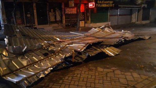 İstanbul gece kabusu yaşadı. Çatılar uçtu balkonlar çöktü - Resim : 22