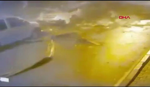 İstanbul gece kabusu yaşadı. Çatılar uçtu balkonlar çöktü - Resim : 26