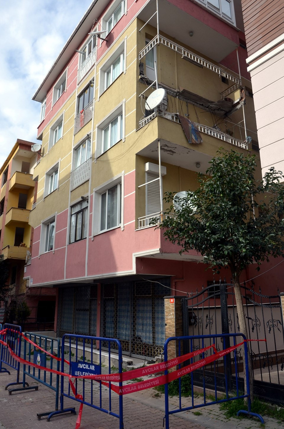 Avcılar'da balkon çöktü, bina tahliye edildi - Resim : 1