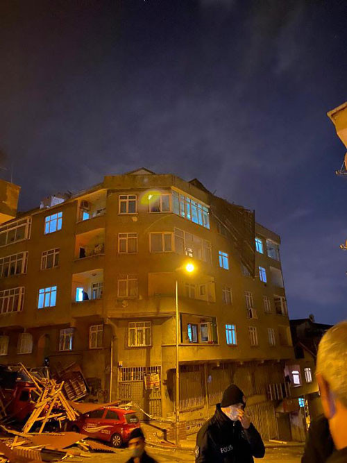 Bir gecede 193 çatı uçtu 191 araç hurdaya döndü. AFAD İstanbul'daki ağır bilançoyu açıkladı. - Resim : 1