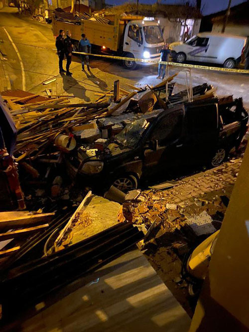 Bir gecede 193 çatı uçtu 191 araç hurdaya döndü. AFAD İstanbul'daki ağır bilançoyu açıkladı. - Resim : 4