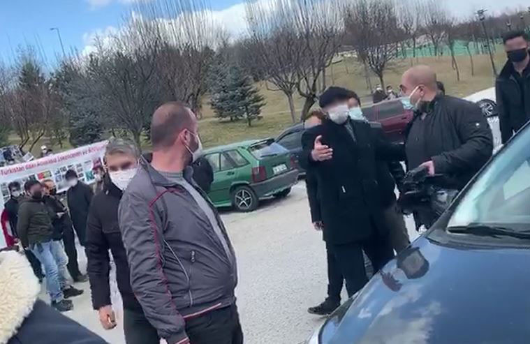 Çin Büyükelçiliği önündeki Uygur Türkleriyle röportaj yapmak isteyen Yeniçağ TV muhabirlerine engel - Resim : 1