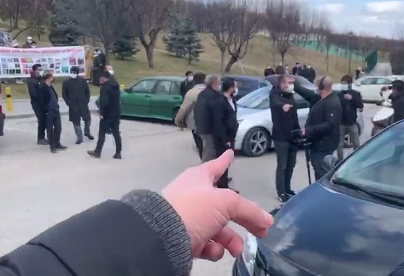 Çin Büyükelçiliği önündeki Uygur Türkleriyle röportaj yapmak isteyen Yeniçağ TV muhabirlerine engel - Resim : 2