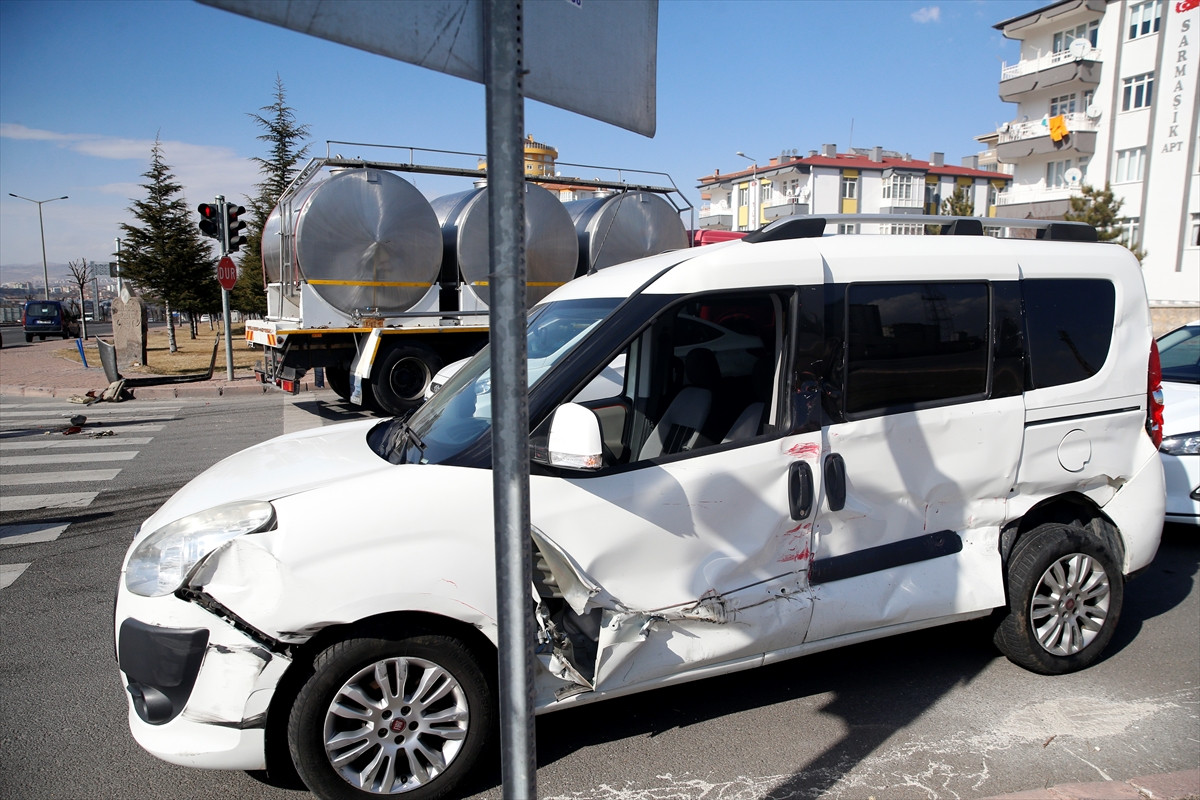 Kayseri'de freni patlayan süt kamyonu lüks araçları biçti - Resim : 1