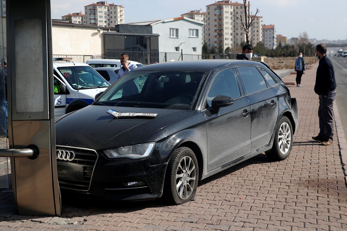 Kayseri'de freni patlayan süt kamyonu lüks araçları biçti - Resim : 3