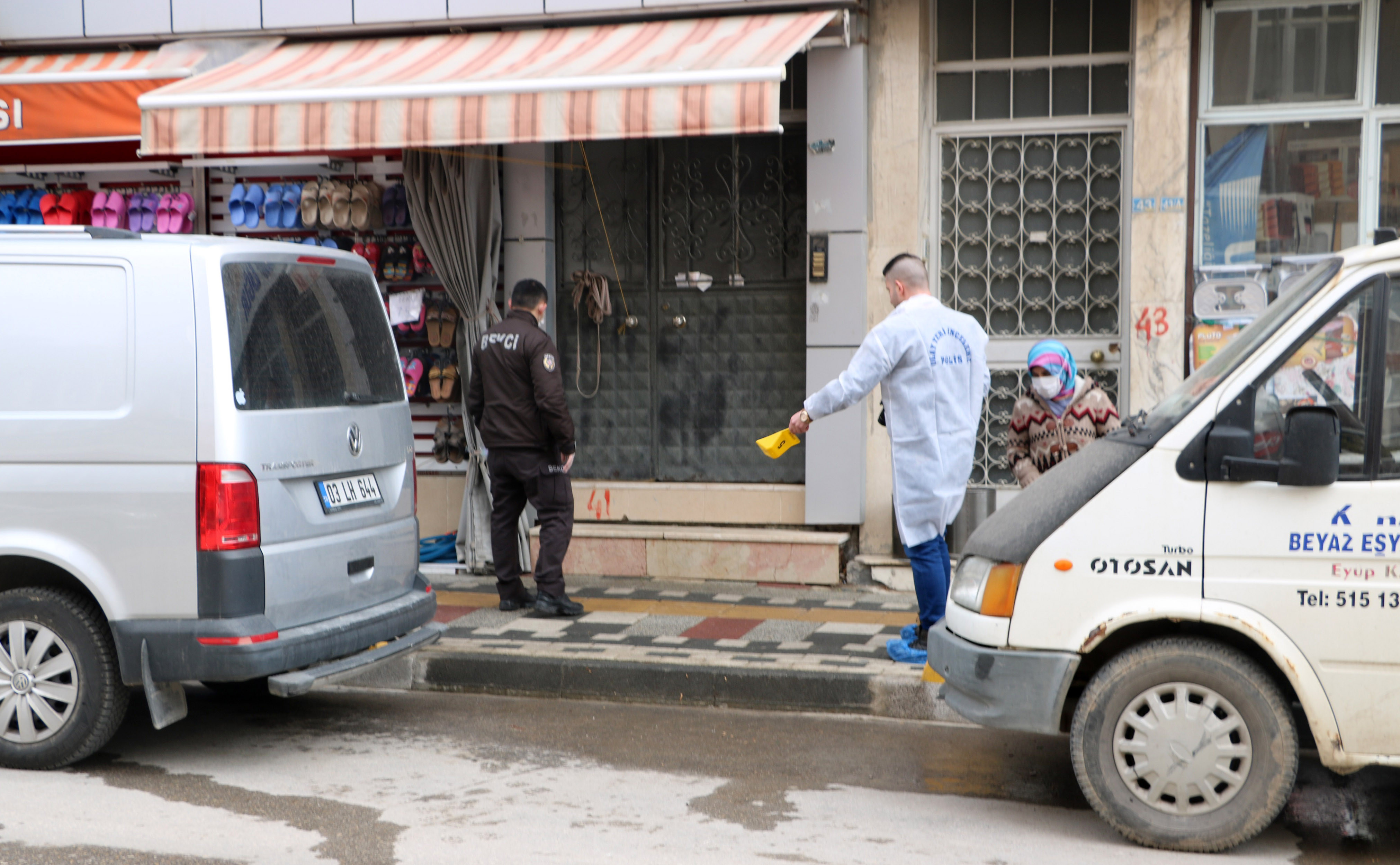 Sokakta kızının boğazı kesti - Resim : 4