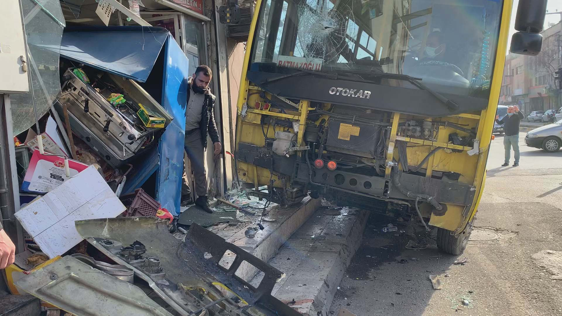 Önce taksiyle çarpıştı ardından büfeye daldı. Gaziantep'te otobüs faciası. O anlar kamerada - Resim : 3