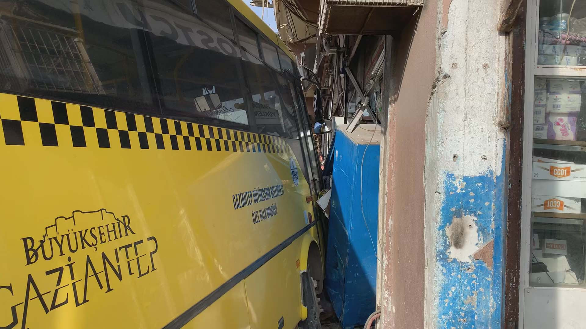 Önce taksiyle çarpıştı ardından büfeye daldı. Gaziantep'te otobüs faciası. O anlar kamerada - Resim : 4