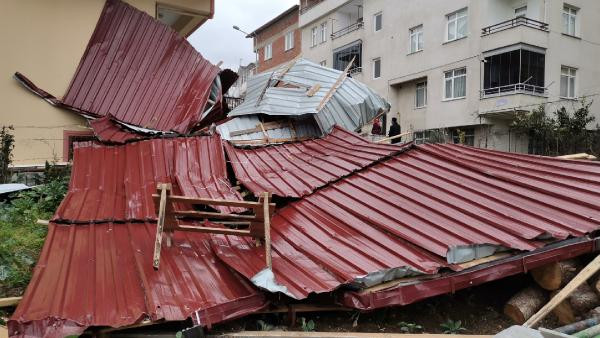 Ordu’da şiddetli rüzgar çatıları uçurdu - Resim : 2