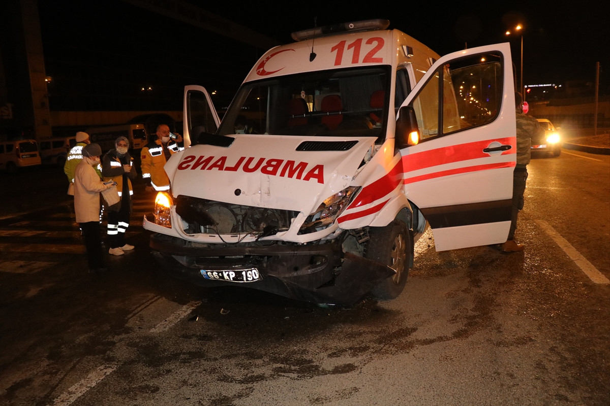 Kaza yapan ambulansta doğum yaptı - Resim : 2