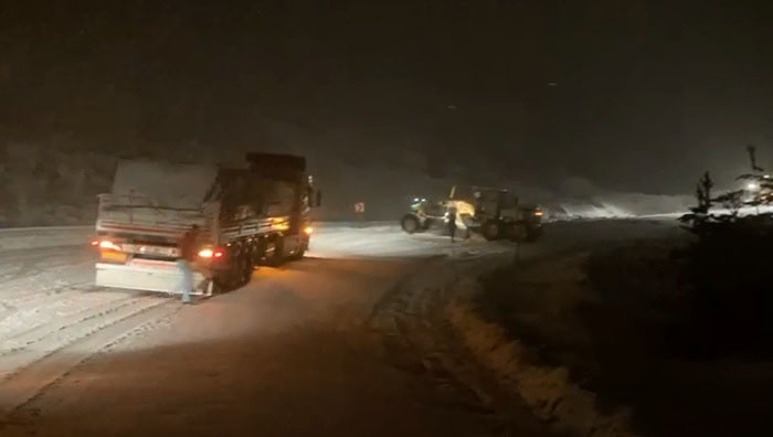 Göz gözü görmedi. Hazırlıksız yakalandılar. Sivas'ta etkili olan kar ve tipi ulaşımı felç etti - Resim : 2
