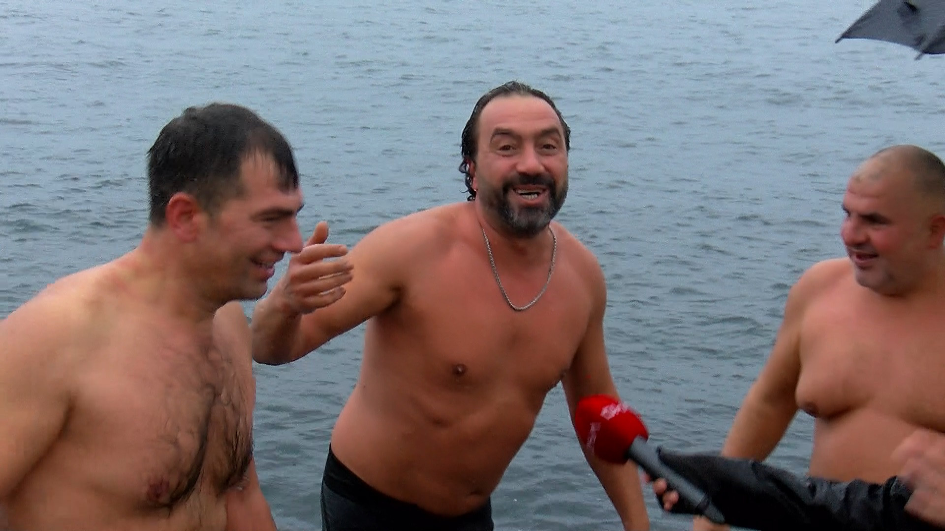 Hava buz gibi demediler. Sarayburnu Fatihleri balıklama atladı - Resim : 1