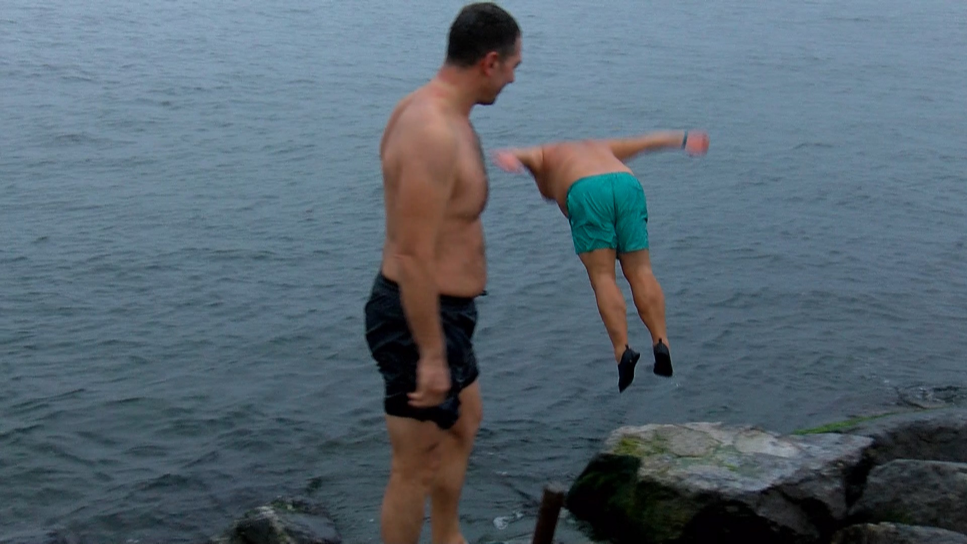 Hava buz gibi demediler. Sarayburnu Fatihleri balıklama atladı - Resim : 2