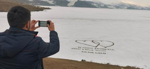Çıldır Gölü’nde Sevgililer Günü’ne özel kalp - Resim : 3