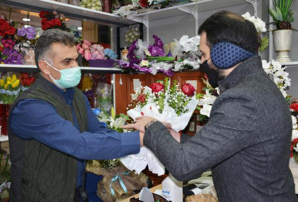 Sevgilisine kilosu kadar çiçek alanlar var - Resim : 1