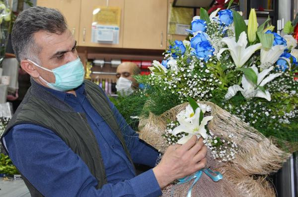 Sevgilisine kilosu kadar çiçek alanlar var - Resim : 2