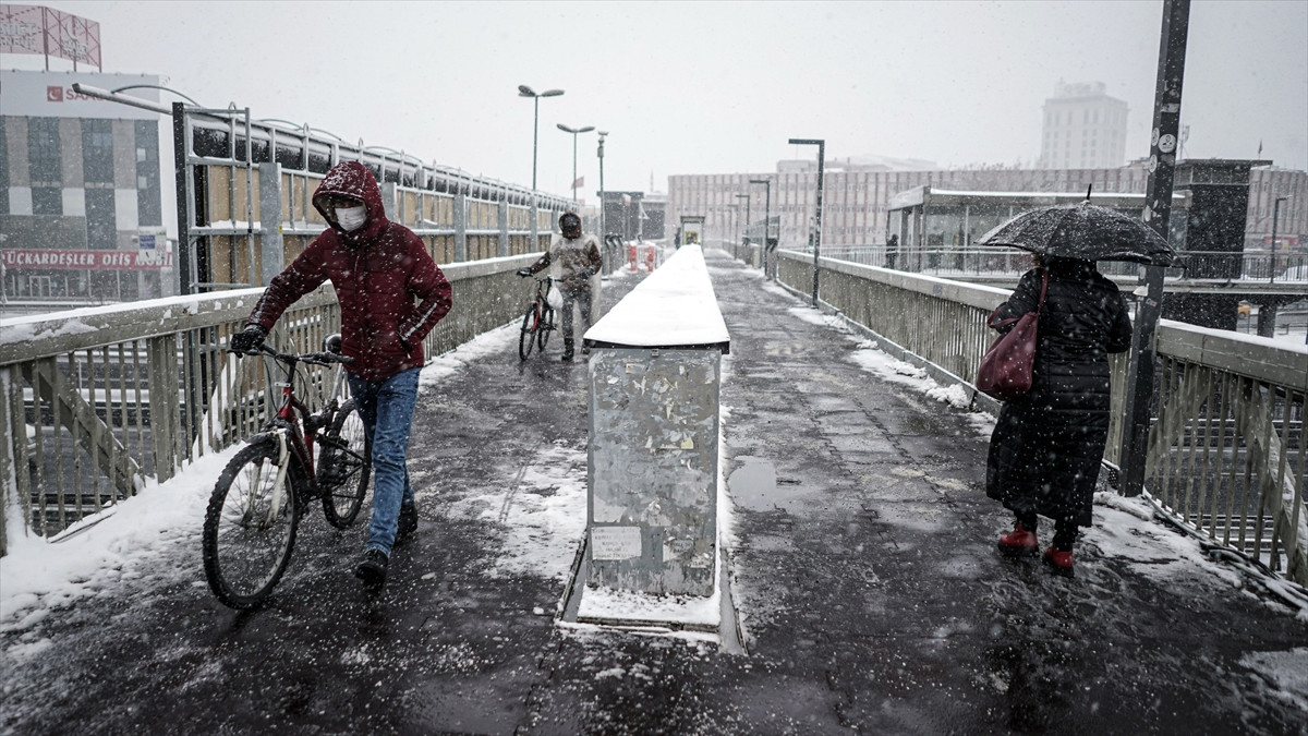 İstanbullular güne karla uyandı. Dört gün boyunca kesintisiz yağacak - Resim : 5