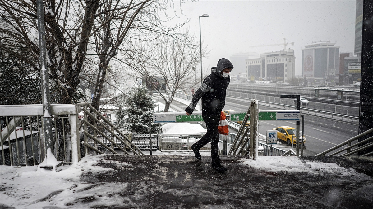 İstanbullular güne karla uyandı. Dört gün boyunca kesintisiz yağacak - Resim : 6