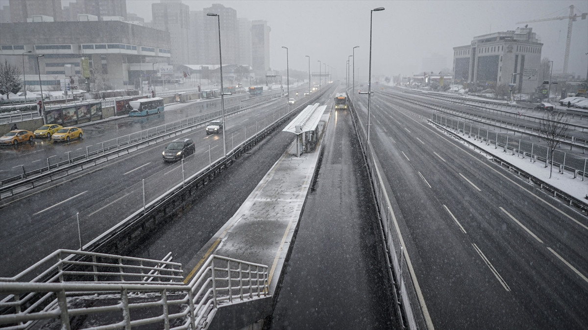 İstanbullular güne karla uyandı. Dört gün boyunca kesintisiz yağacak - Resim : 7