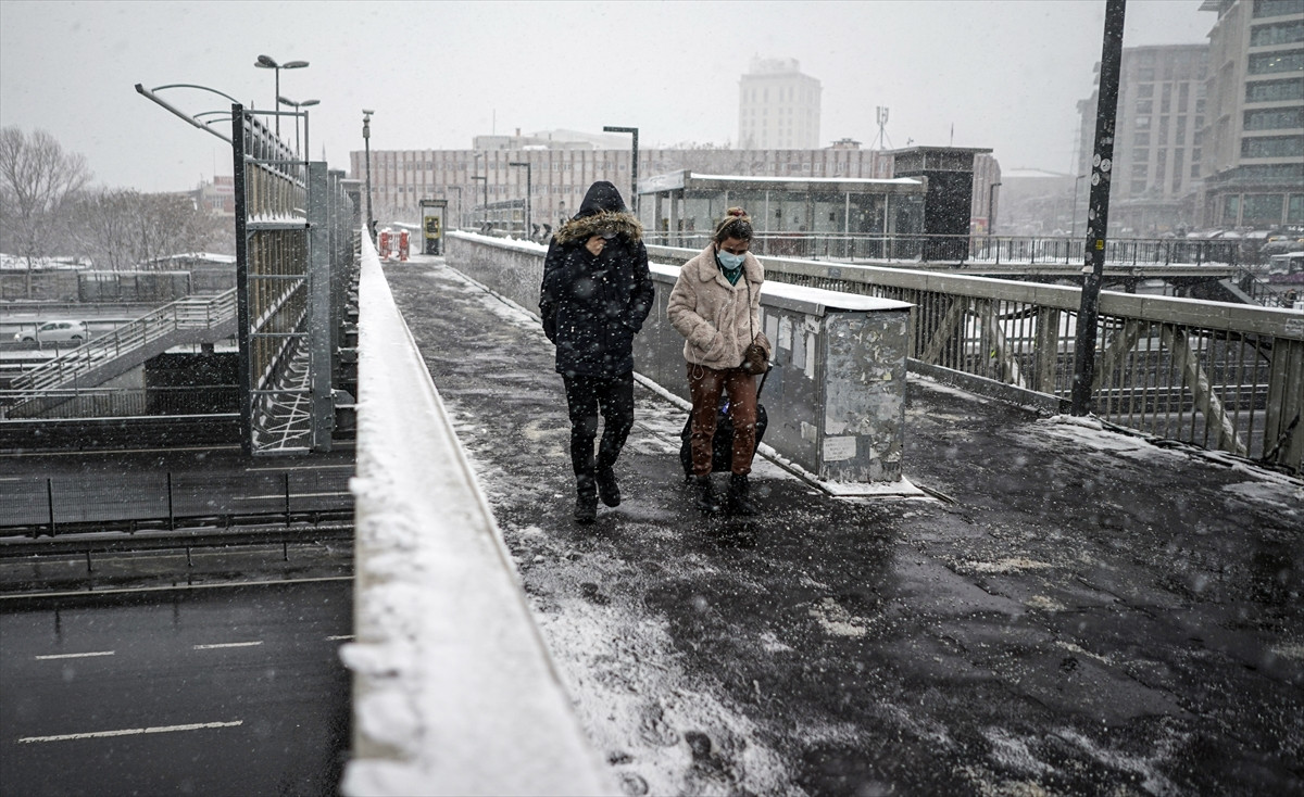 İstanbullular güne karla uyandı. Dört gün boyunca kesintisiz yağacak - Resim : 8