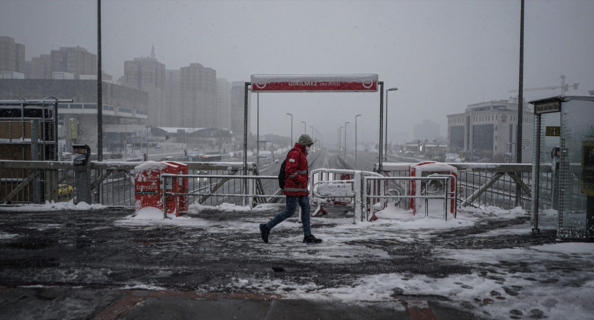 İstanbullular güne karla uyandı. Dört gün boyunca kesintisiz yağacak - Resim : 10