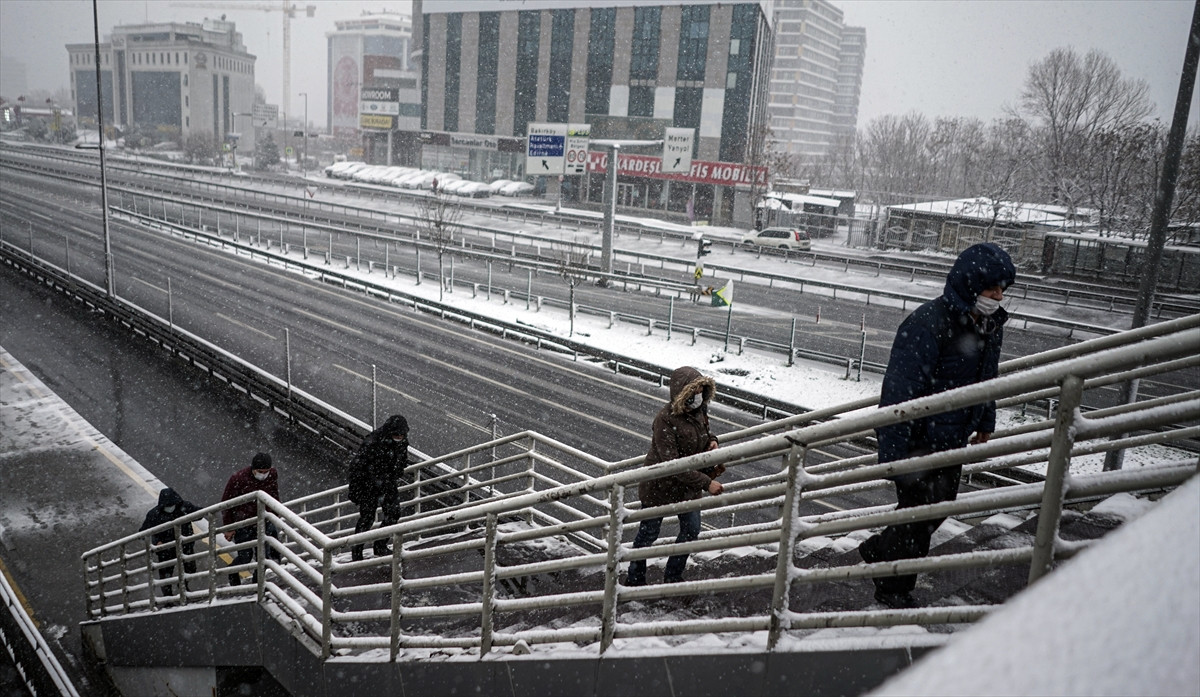 İstanbullular güne karla uyandı. Dört gün boyunca kesintisiz yağacak - Resim : 11
